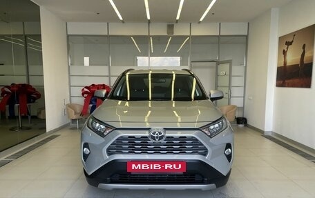 Toyota RAV4, 2020 год, 2 430 000 рублей, 2 фотография