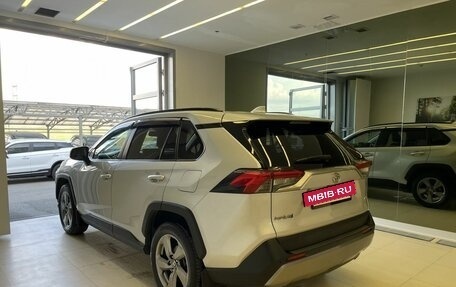 Toyota RAV4, 2020 год, 2 430 000 рублей, 6 фотография