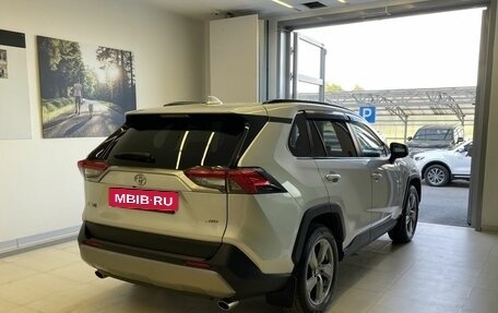 Toyota RAV4, 2020 год, 2 430 000 рублей, 4 фотография
