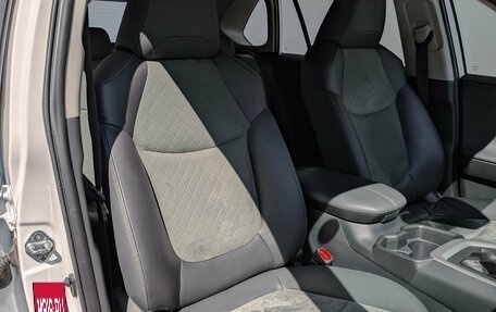 Toyota RAV4, 2024 год, 4 000 000 рублей, 24 фотография