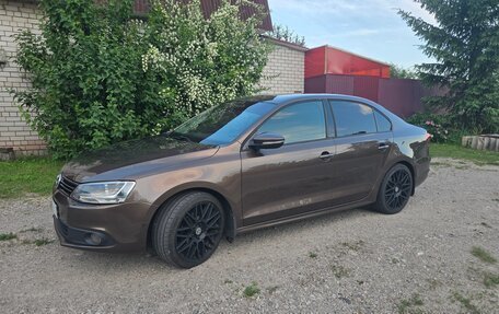 Volkswagen Jetta VI, 2011 год, 900 000 рублей, 2 фотография