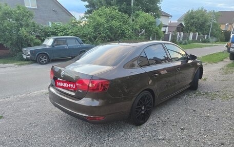 Volkswagen Jetta VI, 2011 год, 900 000 рублей, 4 фотография