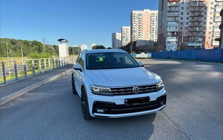 Volkswagen Tiguan II, 2018 год, 2 475 000 рублей, 1 фотография