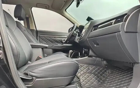 Mitsubishi Outlander III рестайлинг 3, 2022 год, 1 710 010 рублей, 11 фотография