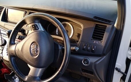 Toyota ISis I, 2010 год, 1 250 000 рублей, 4 фотография