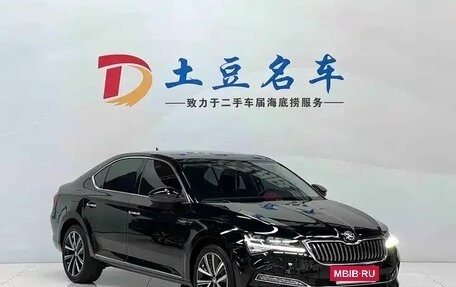 Skoda Superb III рестайлинг, 2023 год, 2 240 000 рублей, 2 фотография