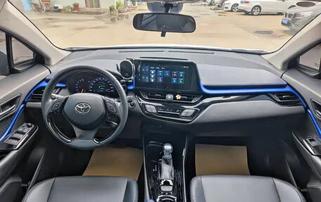 Toyota C-HR I рестайлинг, 2022 год, 1 630 000 рублей, 8 фотография