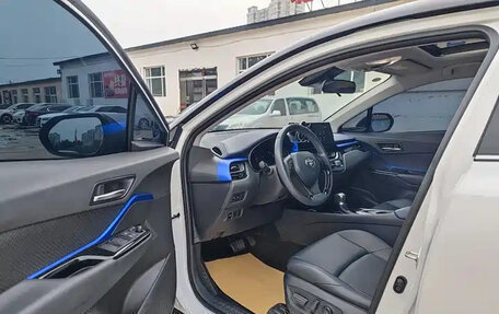 Toyota C-HR I рестайлинг, 2022 год, 1 630 000 рублей, 9 фотография