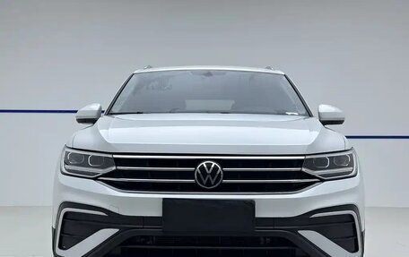 Volkswagen Tiguan II, 2023 год, 2 150 000 рублей, 3 фотография