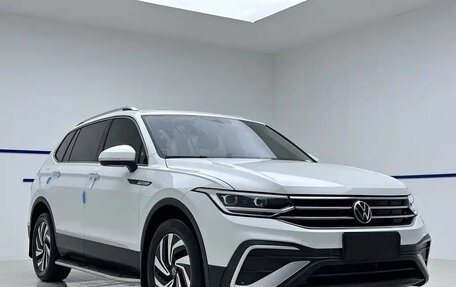 Volkswagen Tiguan II, 2023 год, 2 150 000 рублей, 2 фотография