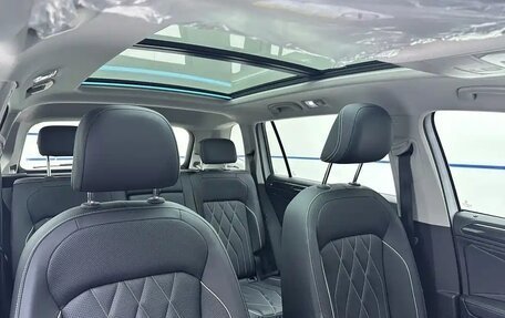 Volkswagen Tiguan II, 2023 год, 2 150 000 рублей, 10 фотография