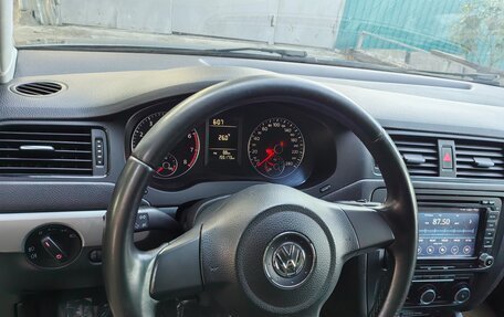 Volkswagen Jetta VI, 2011 год, 980 000 рублей, 15 фотография