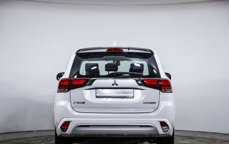Mitsubishi Outlander III рестайлинг 3, 2022 год, 2 649 000 рублей, 7 фотография