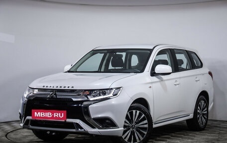 Mitsubishi Outlander III рестайлинг 3, 2022 год, 2 649 000 рублей, 2 фотография