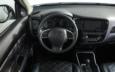 Mitsubishi Outlander III рестайлинг 3, 2022 год, 2 649 000 рублей, 11 фотография