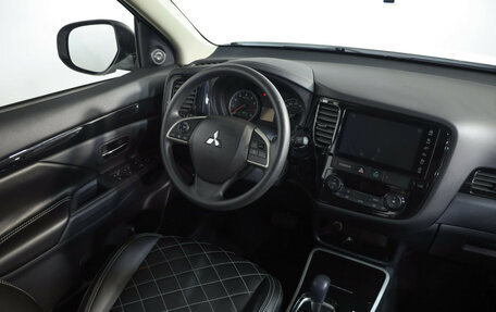 Mitsubishi Outlander III рестайлинг 3, 2022 год, 2 649 000 рублей, 9 фотография