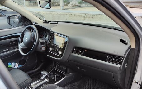 Mitsubishi Outlander III рестайлинг 3, 2021 год, 2 580 000 рублей, 2 фотография