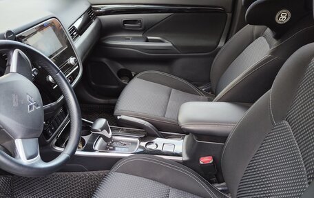Mitsubishi Outlander III рестайлинг 3, 2021 год, 2 580 000 рублей, 6 фотография