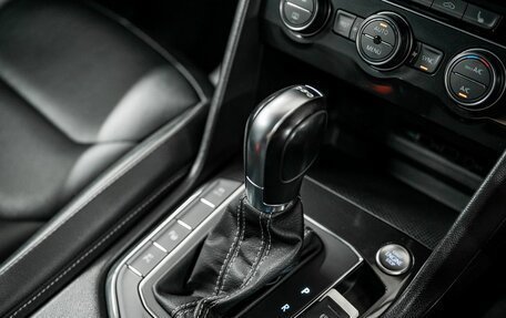 Volkswagen Tiguan II, 2019 год, 2 600 000 рублей, 16 фотография