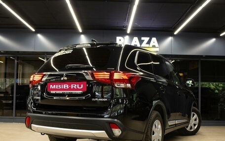 Mitsubishi Outlander III рестайлинг 3, 2018 год, 2 399 000 рублей, 6 фотография