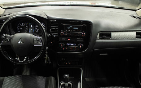 Mitsubishi Outlander III рестайлинг 3, 2018 год, 2 399 000 рублей, 10 фотография