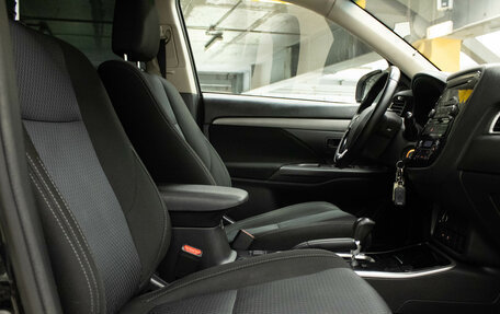 Mitsubishi Outlander III рестайлинг 3, 2018 год, 2 399 000 рублей, 12 фотография