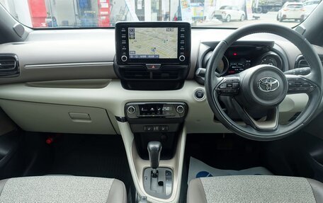 Toyota Yaris, 2022 год, 1 153 000 рублей, 32 фотография