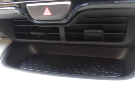 Toyota Yaris, 2022 год, 1 153 000 рублей, 38 фотография