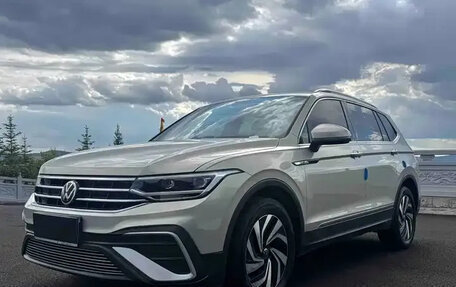 Volkswagen Tiguan II, 2023 год, 2 300 100 рублей, 1 фотография