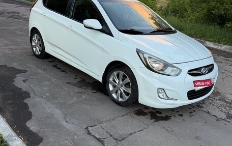 Hyundai Solaris II рестайлинг, 2011 год, 585 000 рублей, 2 фотография
