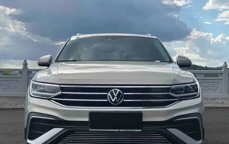 Volkswagen Tiguan II, 2023 год, 2 300 100 рублей, 2 фотография