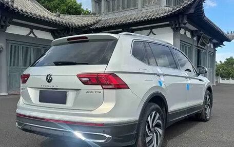 Volkswagen Tiguan II, 2023 год, 2 300 100 рублей, 6 фотография