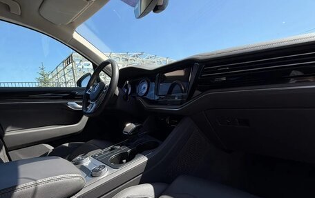 Volkswagen Touareg III, 2018 год, 5 200 000 рублей, 2 фотография