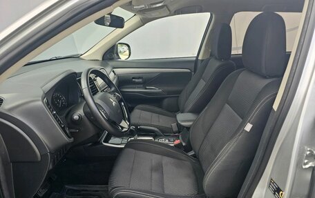 Mitsubishi Outlander III рестайлинг 3, 2017 год, 1 799 000 рублей, 9 фотография