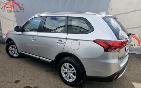 Mitsubishi Outlander III рестайлинг 3, 2017 год, 1 799 000 рублей, 3 фотография
