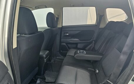 Mitsubishi Outlander III рестайлинг 3, 2017 год, 1 799 000 рублей, 10 фотография