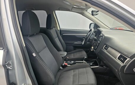 Mitsubishi Outlander III рестайлинг 3, 2017 год, 1 799 000 рублей, 12 фотография