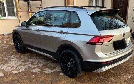Volkswagen Tiguan II, 2020 год, 2 300 000 рублей, 3 фотография