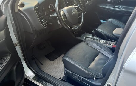 Mitsubishi Outlander III рестайлинг 3, 2014 год, 1 450 000 рублей, 13 фотография