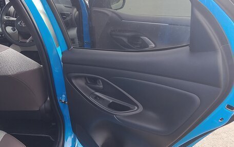 Toyota Yaris, 2021 год, 1 649 999 рублей, 14 фотография