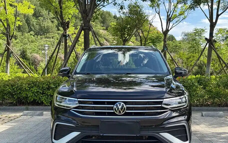 Volkswagen Tiguan II, 2022 год, 2 420 035 рублей, 2 фотография