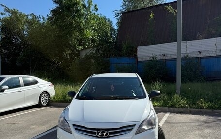 Hyundai Solaris II рестайлинг, 2015 год, 870 000 рублей, 1 фотография