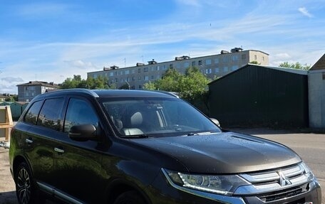 Mitsubishi Outlander III рестайлинг 3, 2017 год, 1 980 000 рублей, 2 фотография