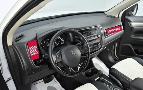 Mitsubishi Outlander III рестайлинг 3, 2016 год, 1 515 000 рублей, 6 фотография