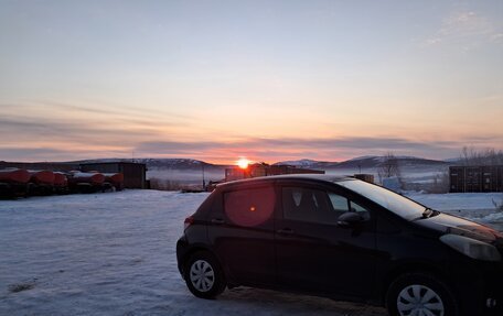 Toyota Vitz, 2013 год, 950 000 рублей, 3 фотография