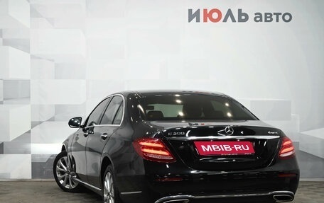 Mercedes-Benz E-Класс, 2019 год, 3 950 000 рублей, 4 фотография