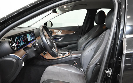 Mercedes-Benz E-Класс, 2019 год, 3 950 000 рублей, 19 фотография