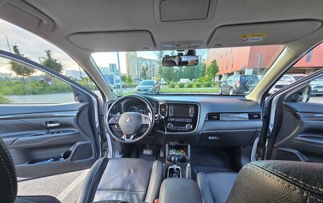 Mitsubishi Outlander III рестайлинг 3, 2015 год, 1 700 000 рублей, 7 фотография