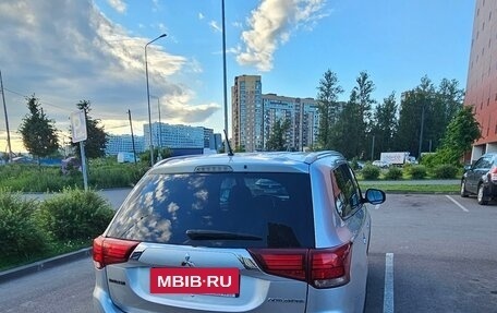 Mitsubishi Outlander III рестайлинг 3, 2015 год, 1 700 000 рублей, 10 фотография