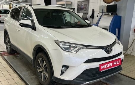 Toyota RAV4, 2017 год, 2 390 000 рублей, 6 фотография